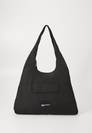 Schwarze, dreieckige Schultertasche mit einer vorderen Klappentasche und sichtbarem "KARL LAGERFELD JEANS"-Etikett.