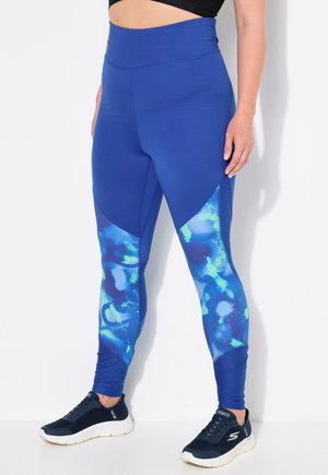 Los leggins deportivos azules cuentan con una textura suave, cintura alta y patrones abstractos en gradiente azul y verde en la parte inferior.