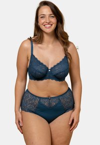 Ensemble de lingerie en dentelle teal comprenant un soutien-gorge balconnet avec des bretelles ajustables et une culotte taille haute, mettant en valeur des motifs floraux et une texture lisse.