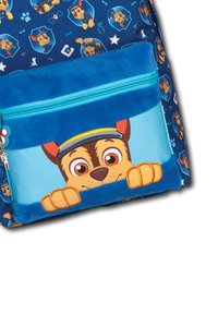 Blauwe rugzak met een pluchen voorvak met een hondenillustratie. Achtergrond heeft een patroon van hondenafbeeldingen en sterren.