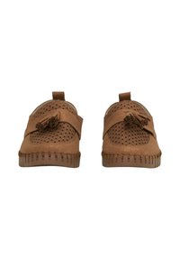 Zapatos marrones perforados con un acabado texturizado, que presentan una correa frontal y borlas decorativas, además de una suela resistente para mayor agarre.