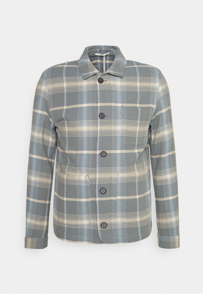 Camisa abotoada em material de flanela suave, com um padrão de xadrez azul e bege, gola clássica e três botões na parte frontal.