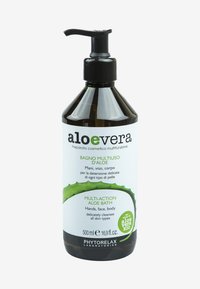 Mörk amberplastflaska med svart pumpdispenser, märkt för mångsidig aloe-bad, med en grön aloebladsgrafik. 500 ml kapacitet.