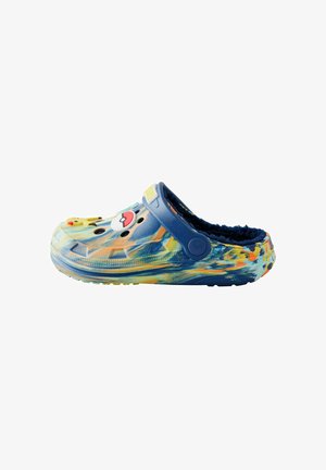 Blaue Crocs mit einem bunten abstrakten Muster, ausgestattet mit einem flauschigen Innenfutter, Details und einem Seitenriemen mit einem runden Knopf.