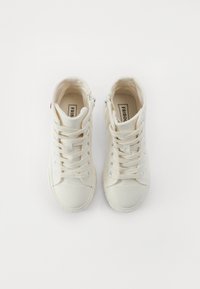 Vita hög-top sneakers med textilöverdel, gummitåspetsar, runda snören och sidfarande dragkedjor. Har en logotag och texturerade sulor.