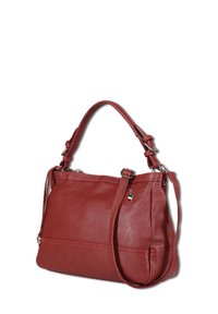 Rote Lederhandtasche mit strukturierten Oberflächen, zwei Griffen, abnehmbarem Schulterriemen und einem kleinen Metallschild.