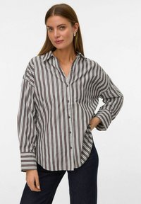 Camicia con bottoni e maniche lunghe, caratterizzata da righe verticali grigie e bianche, una vestibilità rilassata e un colletto classico. Tessuto morbido.