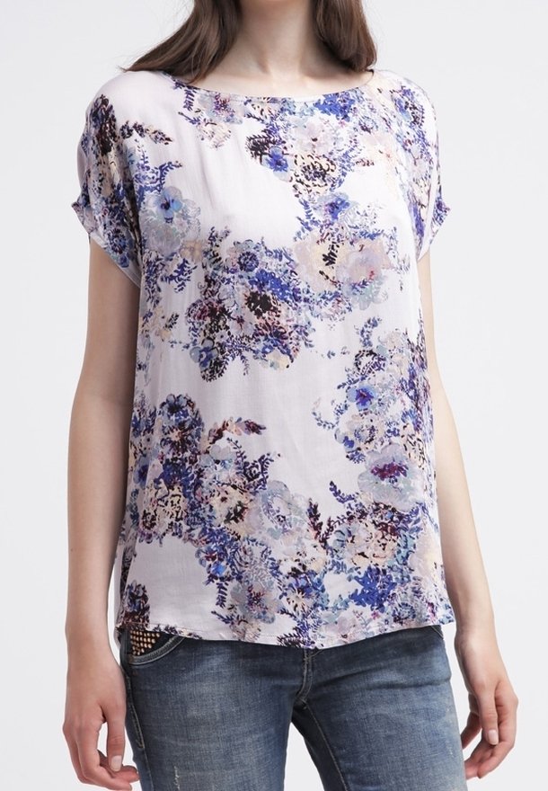 Blommig blus i ljusrosa med blå och lila blommor; korta ärmar, rund halsringning, lättviktigt tyg och avslappnad passform.