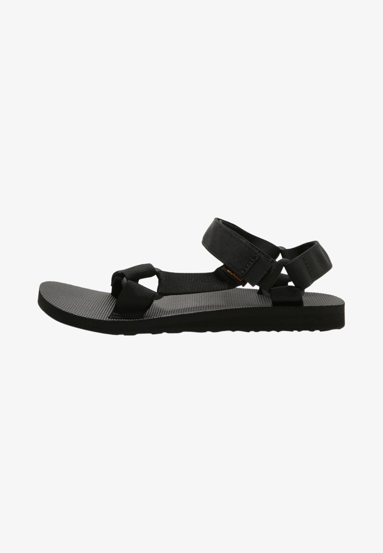 Sandal preto com sola plana, palmilha texturizada e correias de nylon ajustáveis para um ajuste seguro. Design minimalista sem embellishments adicionais.