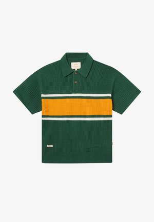 Πράσινο πλεκτό πόλο με κοντά μανίκια, με φαρδιά οριζόντια μουσταρδί ρίγα στο στήθος, περιτριγυρισμένη από λεπτές λευκές ρίγες, και δύο κουμπιά.