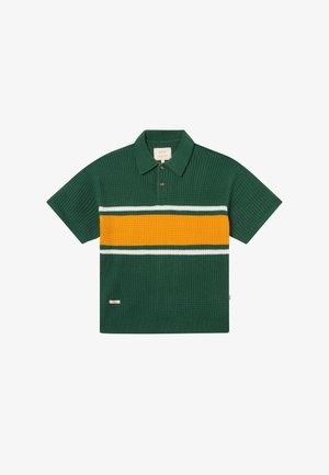 Roheline lühikeste varrukatega kootud polo särk, millel on lai horisontaalne sinepikollane triip, mida ääristavad õhukesed valged triibud rinnal, ning kaks nööpi.