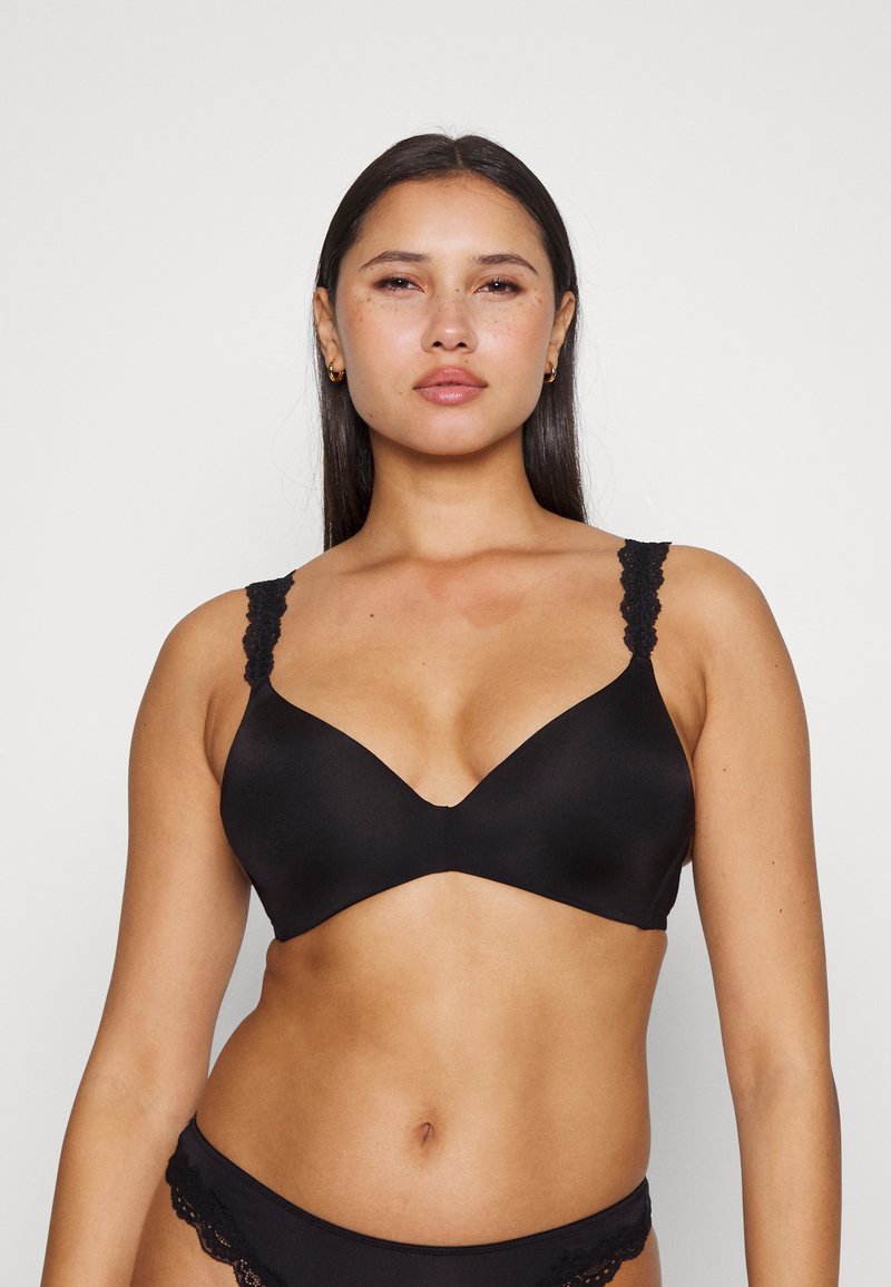 Sutien wireless negru, realizat dintr-un material microfiber fin, cu decolteu adânc și dantelă pe bretele.