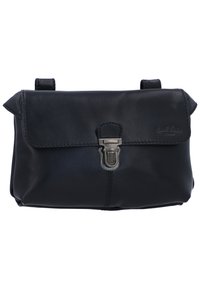 Černá kožená kabelka s klopovým uzávěrem, stříbrnými kovovými komponenty a viditelnými švy. Kompaktní obdélníkový tvar s bočními ušima.