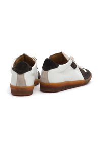 Weiße Leder-Sneaker mit braunen Wildlederakzenten und grauem Wildlederfersenbereich. Gummisohlen, Schnürdesign und sichtbare Nähdetails.