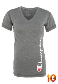 Camiseta de corte en V gris hecha de una mezcla de algodón. Presenta mangas cortas y un diseño de logo blanco que corre verticalmente a lo largo del lado izquierdo.
