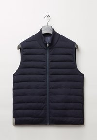 Granatowa bezrękawnik puchowy o pikowanym wzorze, z wysokim kołnierzem, pełnym zamek błyskawicznym i metką na dolnym lewym boku. Gładka tekstura.