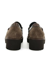 Zapatos de ante marrón con acentos de cuero, tacón cuadrado y suelas texturizadas, que muestran una punta redondeada y un diseño sencillo.