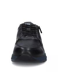 Zwarte leren sneaker met vetersluiting en ritssluiting, ronde neus en een geprofileerde rubberen zool met een marineblauwe accent.