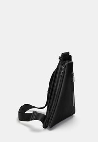 Borsa a tracolla in pelle nera, forma triangolare, con molteplici scomparti con zip, tracolla regolabile e superficie liscia.