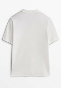 T-shirt blanc uni à manches courtes et col rond, présenté à plat, montrant le dos sur fond blanc.