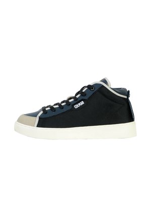 Sort og grå Colmar midtop sneaker med hvid sål og sorte snørebånd, set fra siden på hvid baggrund.