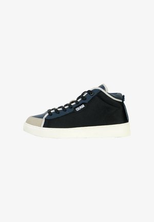 Zapatilla Colmar de media caña en negro y gris con suela blanca y cordones negros, vista de perfil sobre fondo blanco.