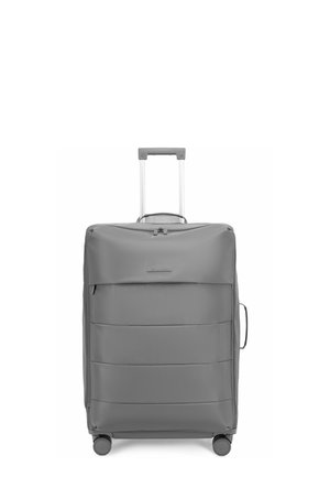 Grande valise souple grise avec quatre roulettes, poignée télescopique déployée, poche avant zippée et poignée latérale visible.