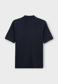 Marineblauwe polo-shirt met korte mouwen en een kraag, gemaakt van zacht katoen; heeft een klassieke pasvorm en een gladde textuur, zonder zichtbare patronen.