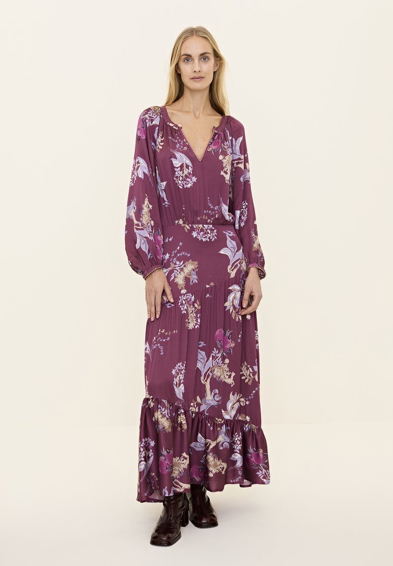 Langes, fließendes Kleid in tiefem Burgunderrot mit floralen Mustern in Lila und Creme, mit einem V-Ausschnitt, langen Ärmeln und einem Rüschensaum.