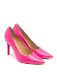 Różowe, lakierowane szpilki z wąskim noskiem i cienkim obcasem typu sztylet. Wnętrze jest beżowe, o gładkiej fakturze.