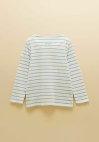 Majica z dolgimi rokavi z svetlo modrimi in belimi vodoravnimi črtami, okrogel izrez in majhna etiketa na zgornjem delu hrbta ter na levem rokavu.