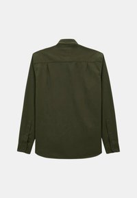 Chemise à manches longues kaki en tissu doux, dotée d'un col, de poignets à boutons et d'une texture lisse avec un design simple et uni.