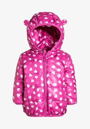 Veste rose gonflante avec une capuche ornée d'oreilles d'ours, recouverte de petits motifs de cœurs blancs et roses, et avec une fermeture éclair à l'avant.