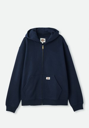 Sudadera con cremallera en color navy, hecha de una tela suave, que cuenta con una capucha con cordón, bolsillos delanteros tipo canguro y puños acanalados. Detalles en cremallera dorada.