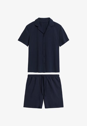 Granatowy zestaw odzieży wypoczynkowej z bawełny, zawierający koszulę na krótki rękaw z guzikiem oraz szorty z elastycznym pasem i sznurkiem do regulacji. Gładka tekstura.