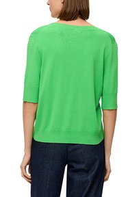 Grüner kurzärmeliger Pullover aus Strickmaterial, mit weitem Ausschnitt und dezenten Netzdetails an den Ärmeln. Rückansicht wird gezeigt.