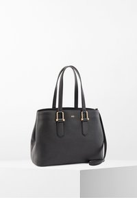 Sac fourre-tout en cuir noir avec des détails en métal doré, double poignées, une bandoulière amovible et une forme structurée. Texture lisse.