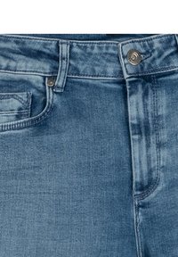 Denimjeans i ljusblått, med dragkedja och knappstängning, midja med bälteloopar, och sidfickor. Slät textur med lätt blekning.