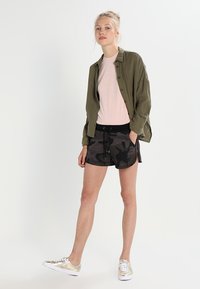 Urban Classics CAMO  - Treniņtērpa apakšdaļas - dark camo/black