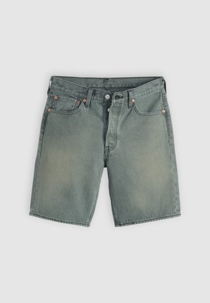 Grüne Denim-Shorts mit Knopfleiste, Gürtelschlaufen und Fünf-Taschen-Design, flach auf hellem Hintergrund liegend.