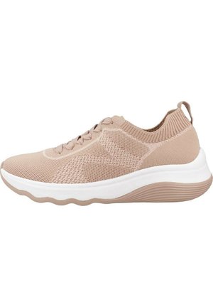 Zapatillas de punto beige con parte superior texturizada, cuello elástico y una suela de goma blanca con un patrón de olas. Con bucle en la parte trasera para facilitar el uso.