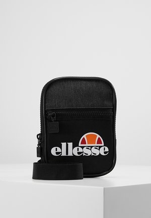 Klein zwart crossbodytasje met voorvak met ritssluiting, verstelbare band en "ellesse" logo met oranje en rode halve cirkel aan de voorkant.