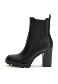 Mustat nahkasaappaat nilkkapituisilla, korkeilla lohkarekorkoineen, joustavin sivupaneelein, kohokuvioidulla designilla ja uritetulla pohjalla parempaa pitoa varten.