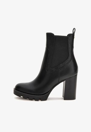 Svart läderankelhöga stövlar med hög klack, elastiska sidopaneler, präglad design och kraftigt mönstrad sula för bra grepp.