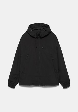 Schwarze, leichte Kapuzenjacke mit durchgehendem Reißverschluss, verstellbaren Kordeln, elastischen Bündchen und zwei seitlichen Reißverschlusstaschen vor einfarbigem Hintergrund.