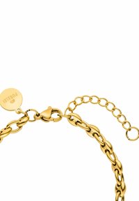 Goldfarbene Metallkettenernecklace mit ovalen Gliedern, einem Karabinerverschluss und einer verstellbaren Verlängerungskette. Enthält ein rundes Etikett mit dem Markennamen.