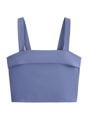 Modro rebrasto kratek top z širokimi naramnicami in zloženo obrobo ob izrezu, zasnovan za priložnostno nošenje.