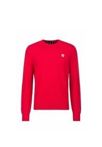 Roter Strickpullover mit langen Ärmeln, rundem Halsausschnitt und einem kleinen goldenen Emblem auf der linken Brust. Glatte Textur und klassisches Design.