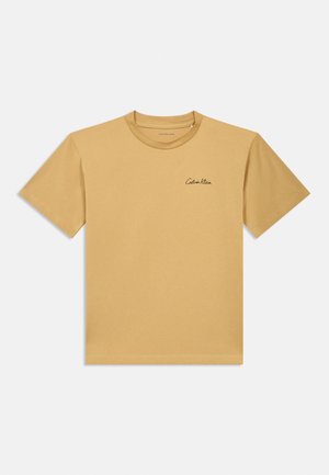 T-shirt marron clair à manches courtes avec col rond et petit logo noir "Calvin Klein" sur la poitrine gauche.