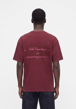ARKK Copenhagen, SANS SERIF BOXY TEE UNISEX - Μπλουζάκι με στάμπα - bordeaux